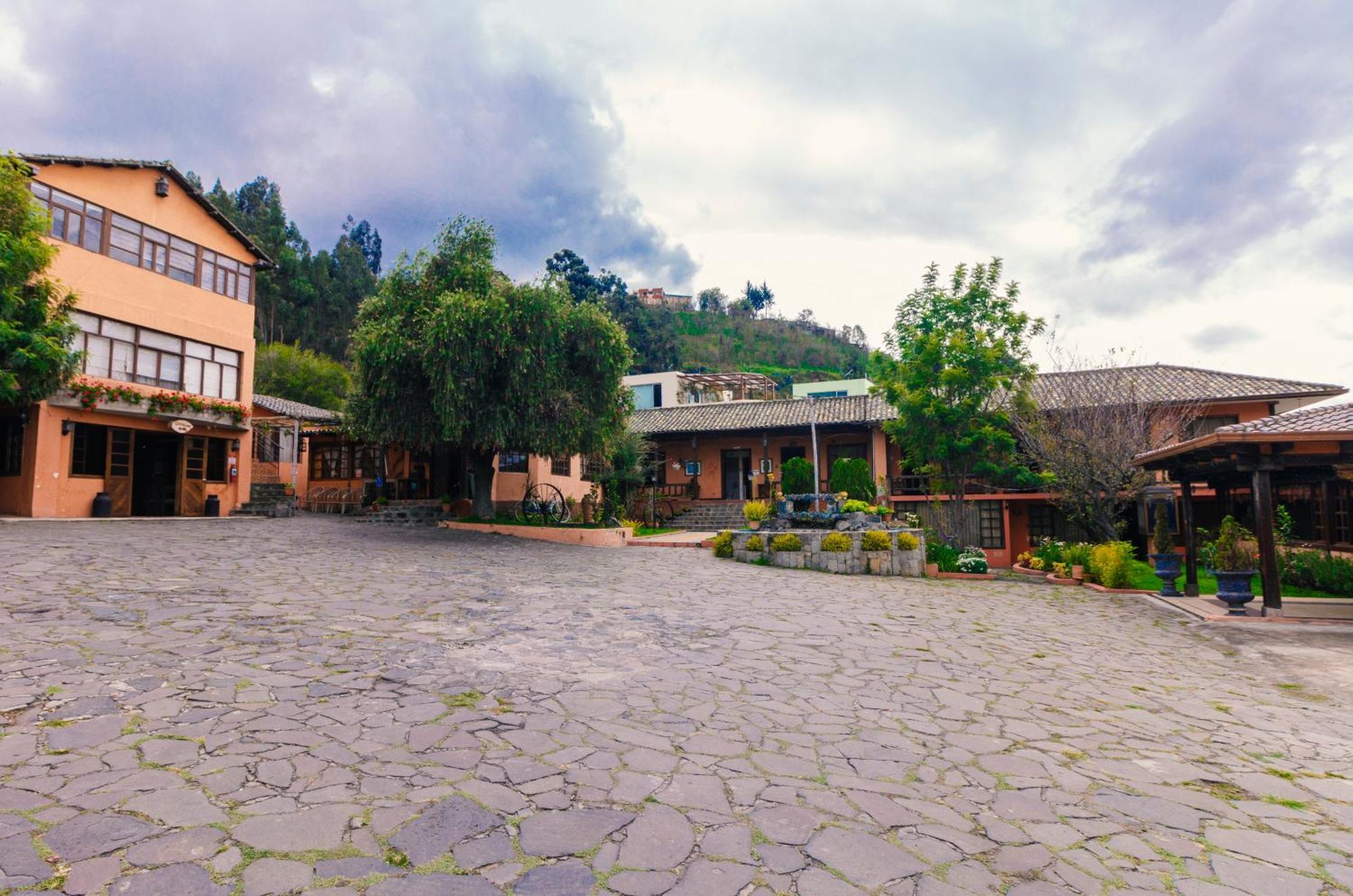 Quinta Loren Hosteria Ambato Exterior photo